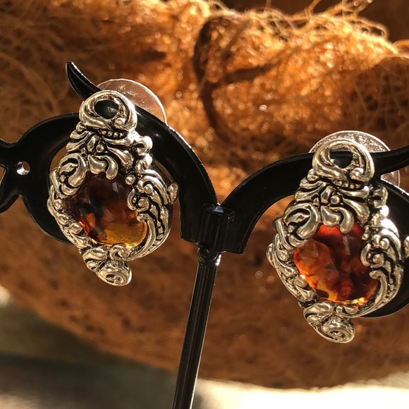 ✨Beautiful scroll design faux amber acrylic studs💛 - Picture 1 of 5